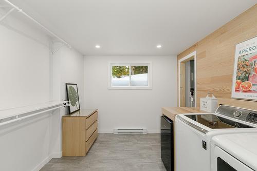 Salle de lavage - 129 10E Avenue, Saint-Hippolyte, QC - Indoor Photo Showing Laundry Room