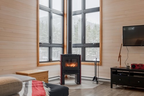 Salon - 1 Rue Alice, Ham-Sud, QC - Indoor With Fireplace