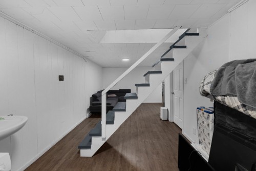 Staircase - 470 Rue Ouimet, Montréal (Saint-Laurent), QC - Indoor