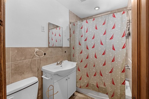 Bathroom - 470 Rue Ouimet, Montréal (Saint-Laurent), QC - Indoor Photo Showing Bathroom