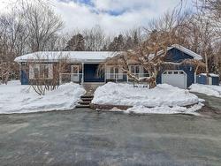 8 Castlewood Drive  Fall River, NS B2T 1E8