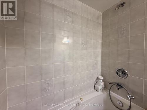 Bathroom tub - 504 - 81 Scott Street, St. Catharines (Lakeport), ON - Indoor Photo Showing Bathroom