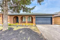 7 IVYBRIDGE DRIVE  Toronto, ON M9C 3R2