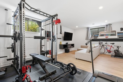 Salle familiale - 17 Rue Lamarche, Delson, QC - Indoor Photo Showing Gym Room