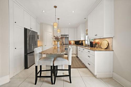 Cuisine - 389 Rue Cézanne, Dollard-Des-Ormeaux, QC - Indoor Photo Showing Kitchen With Upgraded Kitchen