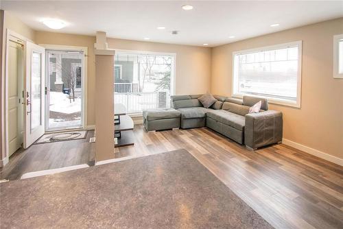 1 419 Pandora Avenue, Winnipeg, MB - Indoor Photo Showing Living Room