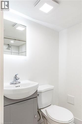 22 Myrtle Avenue, Hamilton, ON - Indoor Photo Showing Bathroom
