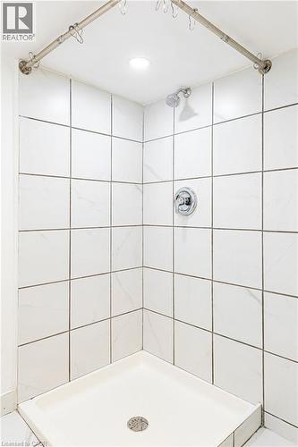 22 Myrtle Avenue, Hamilton, ON - Indoor Photo Showing Bathroom