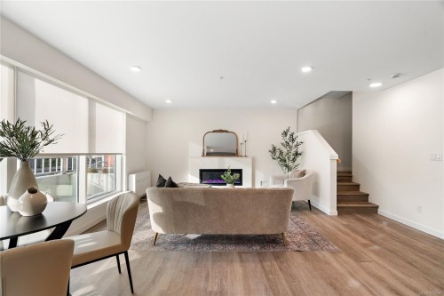 TH5-1102 Esquimalt Rd  Esquimalt, BC V9A 0L3