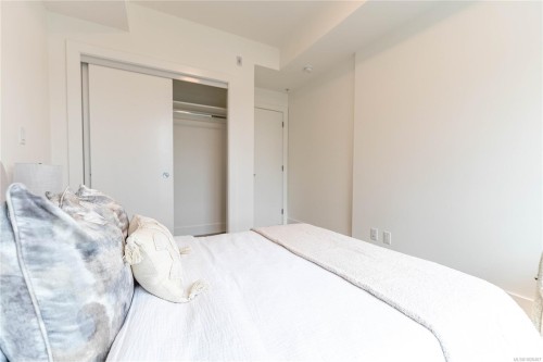 202-258 Helmcken Rd, View Royal, BC - Indoor Photo Showing Bedroom