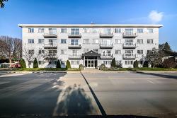 1864 Av. Victoria  Longueuil (Greenfield Park), QC J4V 1M5