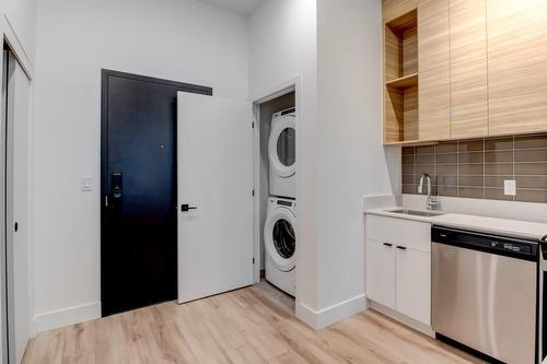 Hall - 1907-1180 Rue De Bleury, Montréal (Ville-Marie), QC - Indoor Photo Showing Laundry Room