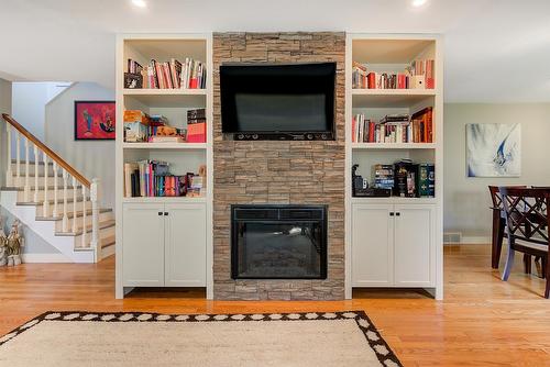 2069 Horizon Drive, West Kelowna, BC - Indoor Photo Showing Living Room With Fireplace