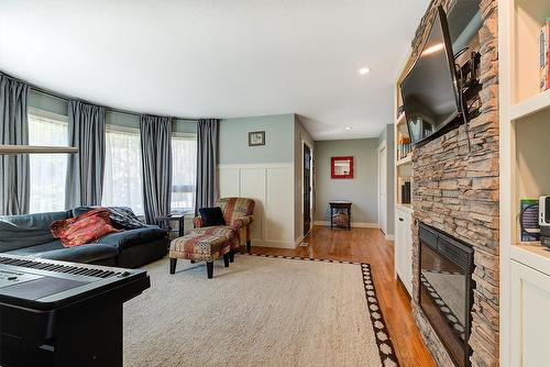 2069 Horizon Drive, West Kelowna, BC - Indoor Photo Showing Living Room With Fireplace