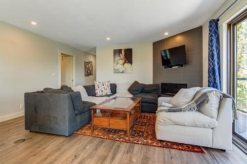 2069 Horizon Drive, West Kelowna, BC - Indoor Photo Showing Living Room