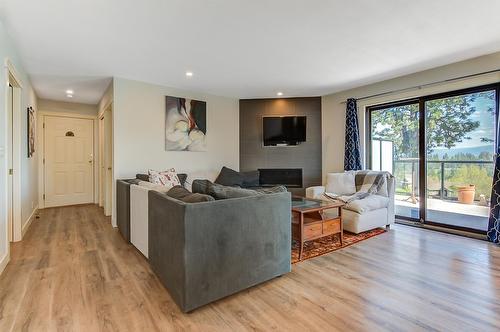 2069 Horizon Drive, West Kelowna, BC - Indoor Photo Showing Living Room