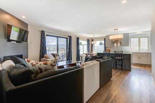 2069 Horizon Drive, West Kelowna, BC - Indoor Photo Showing Living Room
