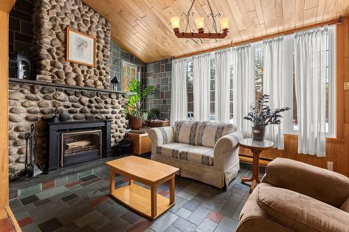 Salon - 1357Z  - 1361Z Ch. St-Louis, Saint-Lazare, QC 