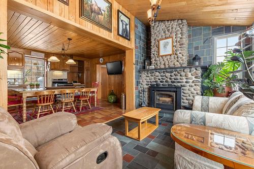 Salon - 1357Z  - 1361Z Ch. St-Louis, Saint-Lazare, QC 