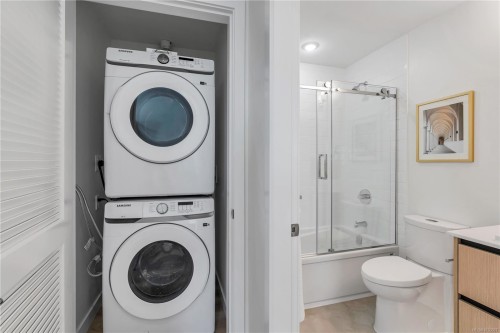 101-2000 West Park Lane, View Royal, BC - Indoor Photo Showing Laundry Room