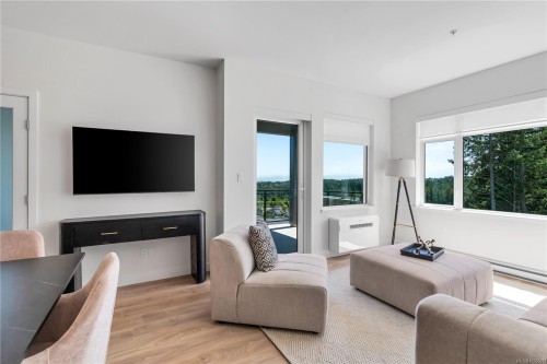 101-2000 West Park Lane, View Royal, BC - Indoor Photo Showing Living Room