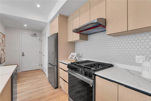 101-2000 West Park Lane, View Royal, BC - Indoor Photo Showing Kitchen