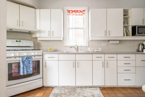 131 Barclay Street, Hamilton, ON - Indoor Photo Showing Kitchen With Double Sink