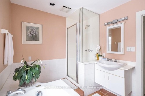 131 Barclay Street, Hamilton, ON - Indoor Photo Showing Bathroom