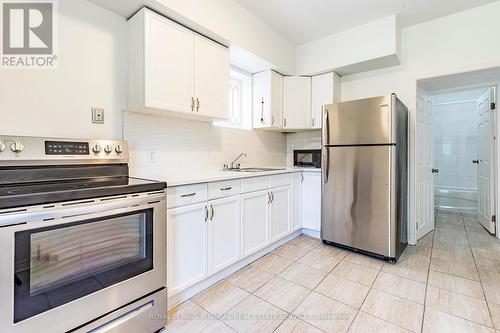 22 Myrtle Avenue, Hamilton, ON - Indoor Photo Showing Kitchen