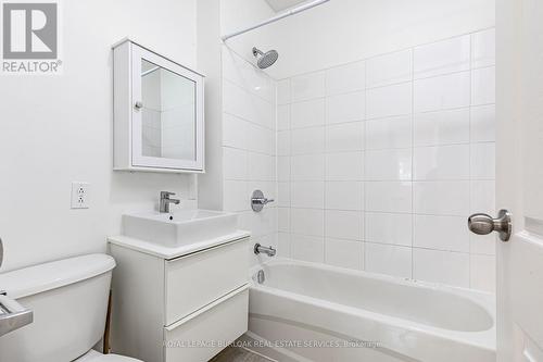 22 Myrtle Avenue, Hamilton, ON - Indoor Photo Showing Bathroom
