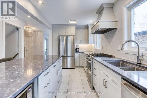 7282 Bendigo Circle, Mississauga, ON - Indoor Photo Showing Kitchen With Double Sink With Upgraded Kitchen