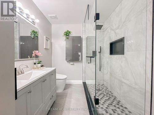 Modern bath with frameless glass shower - 3746 Windhaven Drive, Mississauga, ON - Indoor Photo Showing Bathroom