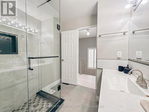 Full bath with vanity and tub combo - 3746 Windhaven Drive, Mississauga, ON - Indoor Photo Showing Bathroom