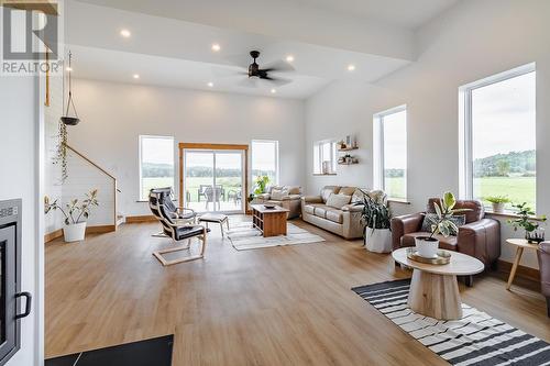 587 Watson Rd, Echo Bay, ON - Indoor Photo Showing Living Room