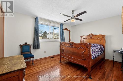 18 Fairway Drive, Hamilton, ON - Indoor Photo Showing Bedroom