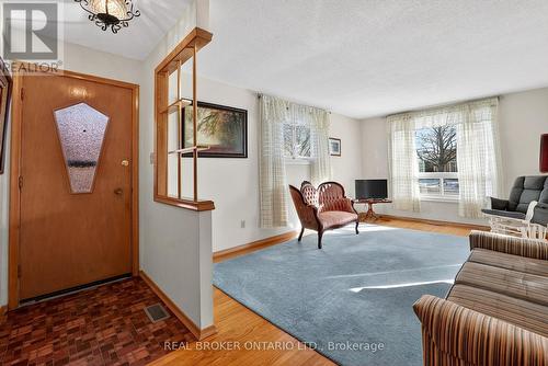 18 Fairway Drive, Hamilton, ON - Indoor Photo Showing Living Room