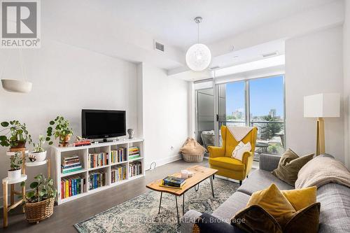 714 - 255 Bay Street, Ottawa, ON - Indoor Photo Showing Living Room