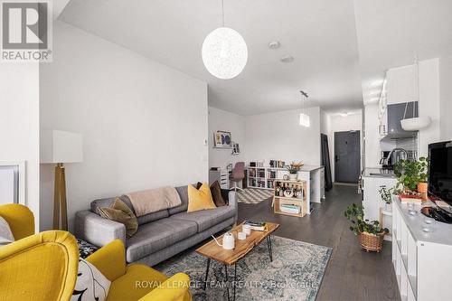 714 - 255 Bay Street, Ottawa, ON - Indoor Photo Showing Living Room