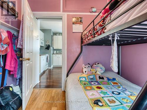 28 Charles Avenue, St. Catharines (Facer), ON - Indoor Photo Showing Bedroom