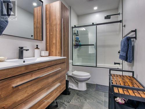 28 Charles Avenue, St. Catharines (Facer), ON - Indoor Photo Showing Bathroom