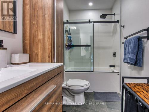 28 Charles Avenue, St. Catharines (Facer), ON - Indoor Photo Showing Bathroom