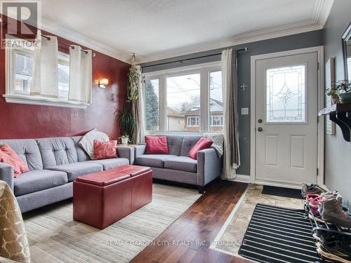 28 Charles Avenue, St. Catharines (Facer), ON - Indoor Photo Showing Living Room