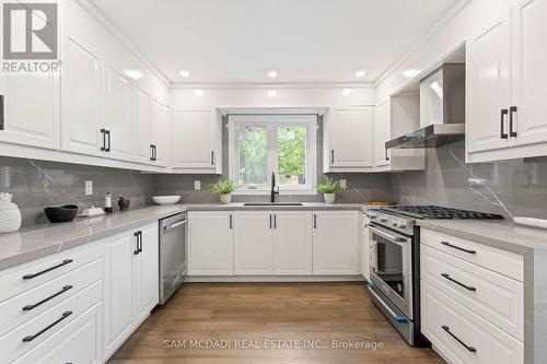 2535 Robin Drive, Mississauga, ON - Indoor Photo Showing Kitchen With Upgraded Kitchen