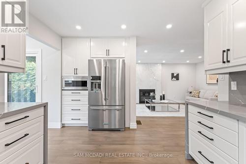 2535 Robin Drive, Mississauga, ON - Indoor Photo Showing Kitchen With Stainless Steel Kitchen With Upgraded Kitchen