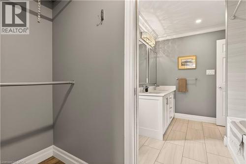 51 Fonthill Road, Hamilton, ON - Indoor Photo Showing Bathroom