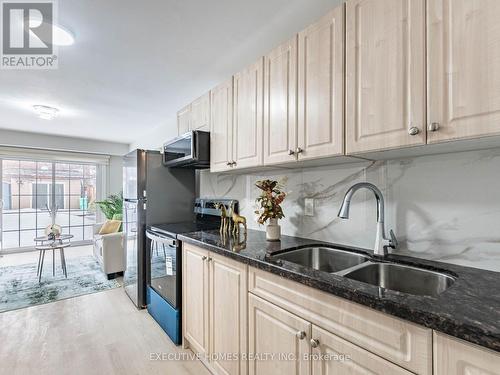 2685 Windjammer Road, Mississauga, ON - Indoor Photo Showing Kitchen With Double Sink With Upgraded Kitchen