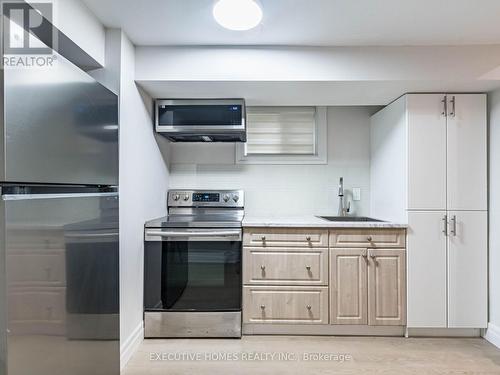 2685 Windjammer Road, Mississauga, ON - Indoor Photo Showing Kitchen