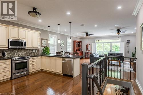 13 Iron Bridge Court, Caledonia, ON - Indoor Photo Showing Kitchen With Upgraded Kitchen