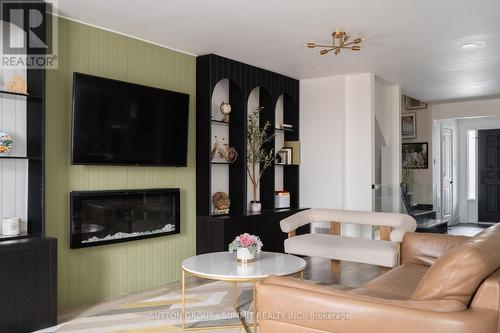 30 Buchanan Crescent, Thorold, ON - Indoor Photo Showing Living Room With Fireplace