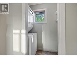 Laundry - upper floor - 